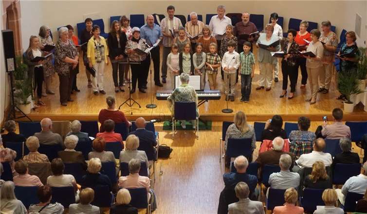 Solisten und Chor beeindruckten Der Chor begeisterte bei seinem Konzert im Waldbreitbacher Forum Antoniuskirche.