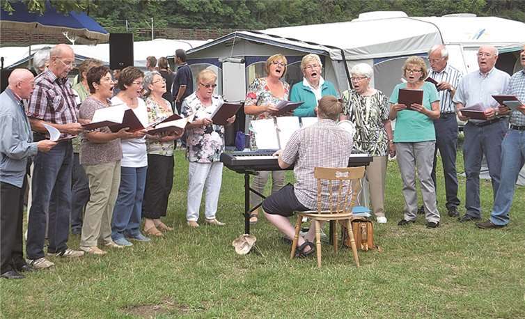 Der Chor begeisterte mit klangvollen Liedern.  privat