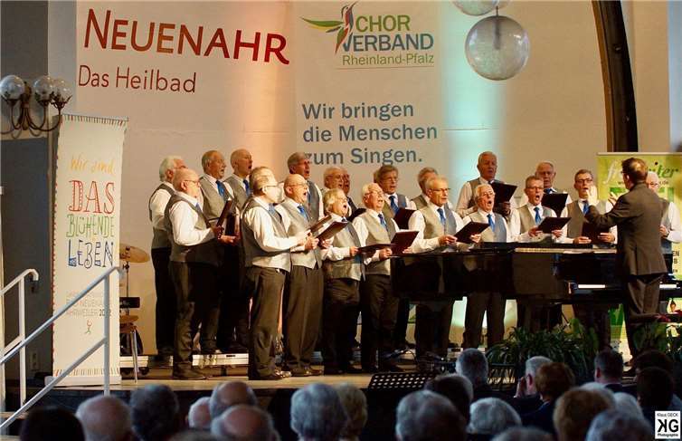Der Chor bei seinem Auftritt beim Kreis-Chorkonzert in der Konzerthalle des Kurparks Bad Neuenahr.