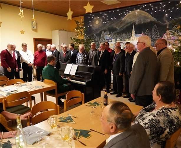 Der Chor bei seinem Auftritt mit Chorleiter Axel E. Hoffmann.Fotos: privat