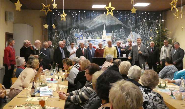 Der Chor bei seinem Auftritt mit Chorleiter Axel E. Hoffmann. privat