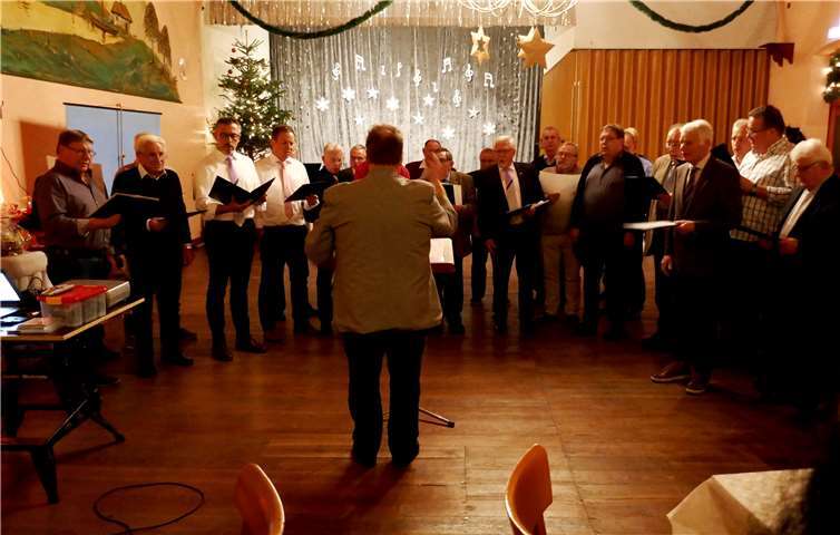 Der Chor beim Auftritt mit weihnachtlichen Klängen.privat