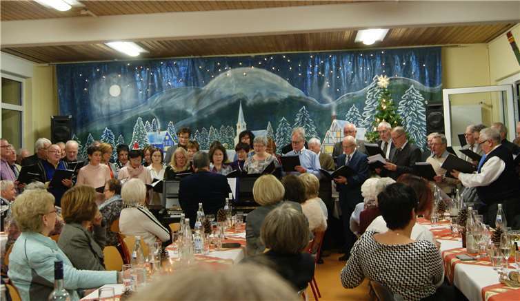 „Der Chor beim Auftritt vor der von Willi Zenz gestalteten Winterlandschaft“. Gemischter Chor Cäcilia Irlich