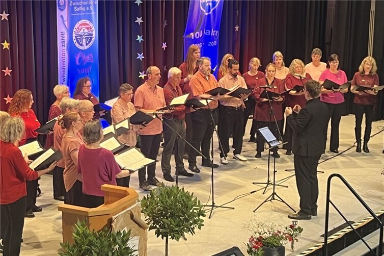 Der Chor beim Chorkonzert der Pellenzchöre in Saffig
