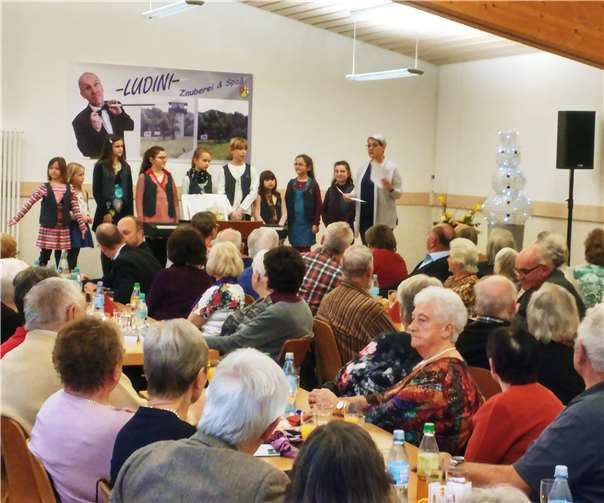Der Chor bereitete allen Neugeborenen und den Anwesen im Saal einen stimmungsvollen Empfang. Foto: privat
