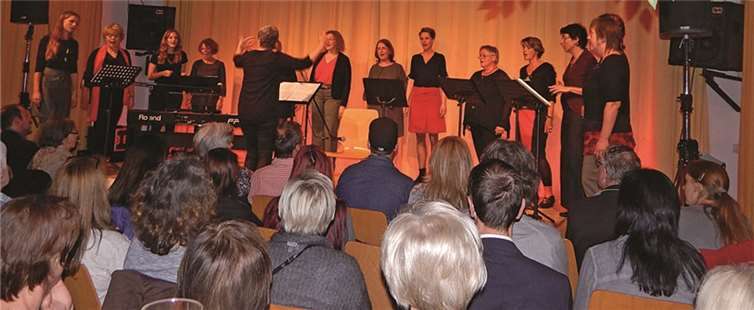 Der Chor bestand bei dieser Premiere aus 14 gestandenen Frauen im Alter zwischen 22 und 60 Jahren aus Höhr-Grenzhausen, die ihre Liebe zum Chorgesang entdeckt haben.GM