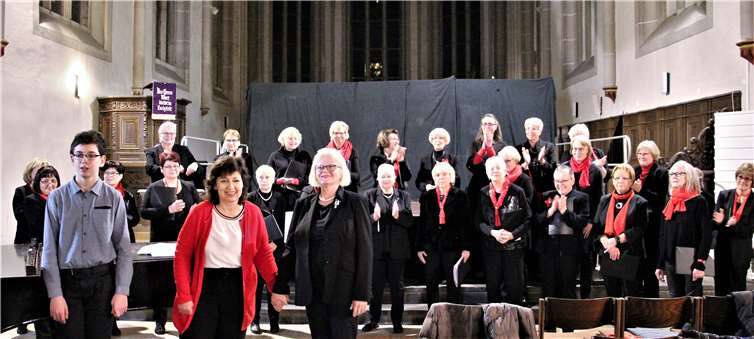 Der Chor bestehend aus „Singiora“ (Liederkranz Andernach u. „SoprAlto“ (Frauenkammerchor) mit (vorne v.l.) Emanuel Horn (Geige), Renata Horn (Klavier) u. Barbara Nöst-Butz (Kreis Chorleiterin).Foto: G.S.