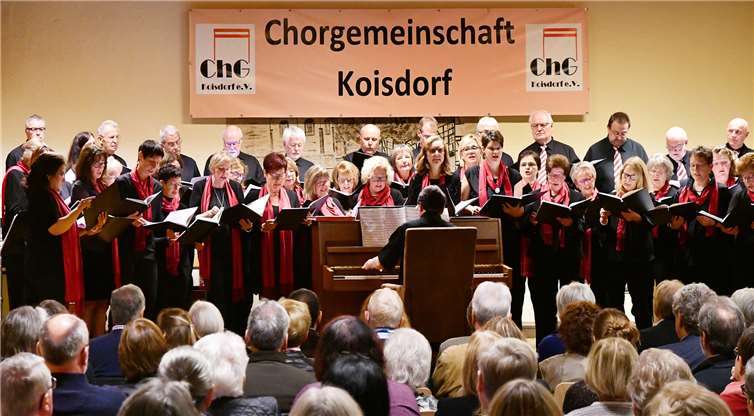 Der Chor bot eine Show, die vom großem Publikum mit viel Applaus belohnt wurde.