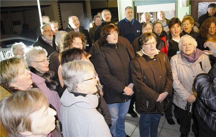 Der Chor bringt Gotthard Holingshausen ein Ständchen zum 90. Geburtstag.