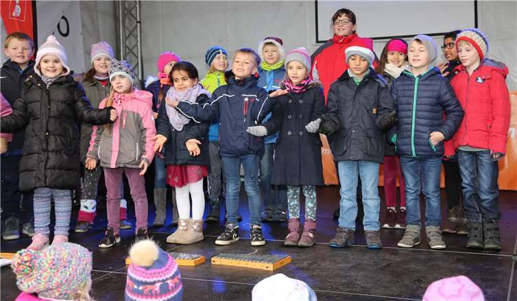 Der Chor der Katholischen Grundschule eröffnete das Bühnenprogramm. Fotos: StF