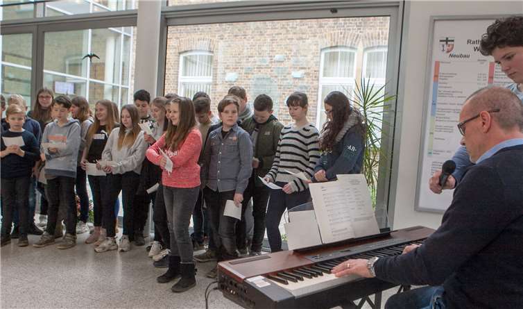 Der Chor der Klasse 6.3 der Gesamtschule Rheinbach sang und der Leitung von Lehrer Thomas Michels das Lied „Imagine“ von John Lennon.