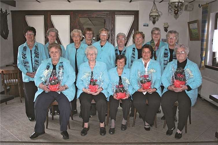 Der Chor der Landfrauen im Kreis Ahrweiler besteht seit 20 Jahren und wird seit der Gründung von Karin Zepp (hintere Reihe 2. von rechts) geleitet. WER