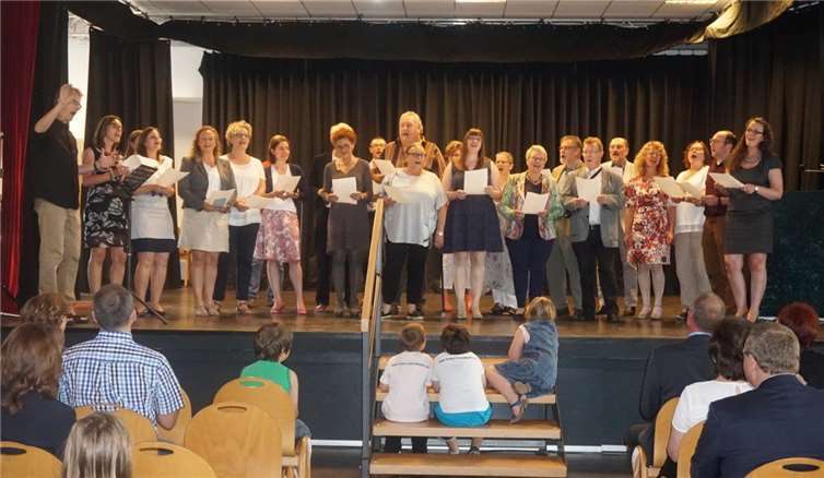 Der Chor der Lehrerinnen und Lehrer bedankte sich mit umgetexteten Liedern. STUKO