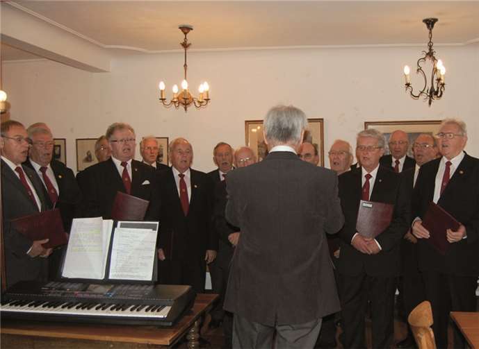 Der Chor der „Liedertafel“ wird auch immer wieder in Aufgaben des Tourismus der Quellenstadt eingebunden. Hier beim Matinee- Konzert im Restaurant „Zum weißen Ross“.