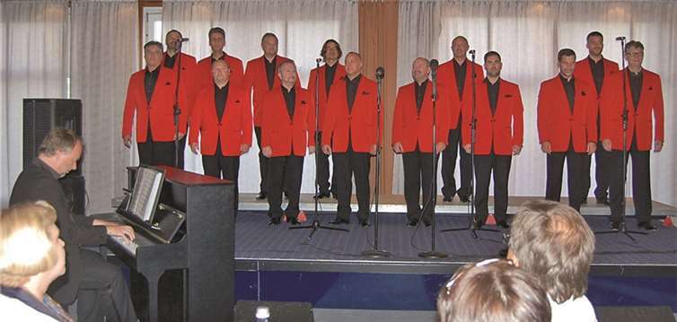 Der Chor der „Mainzer Hofsänger“ auf der Bühne des Rheinhotels „4 Jahreszeiten“. FA