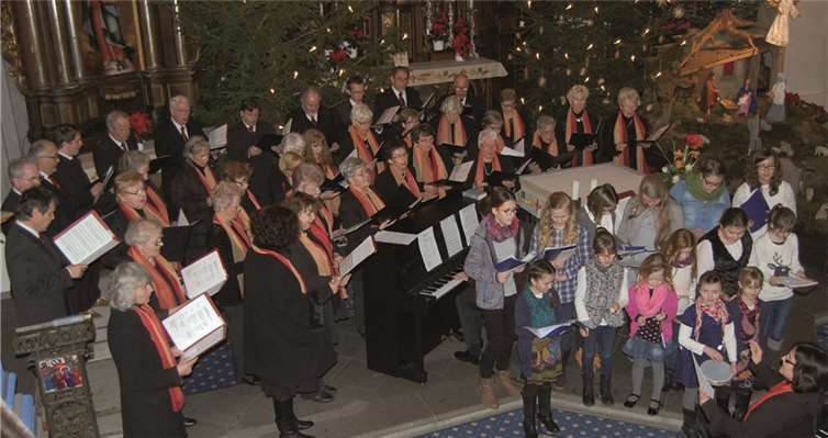 Der Chor der Marienkirche und der Kinderchor „Happy Voices“ bildeten unter der Leitung von Carmen Scheuren ein vielstimmiges Ensemble beim „Neujahrskonzert“ in Bad Breisig. FA