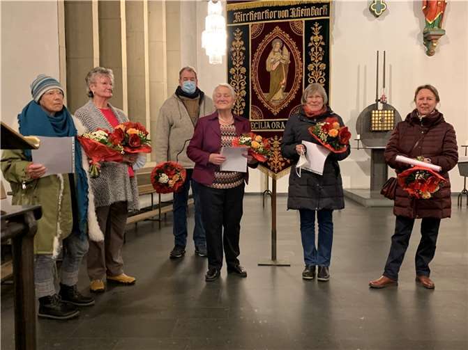 Der Chor der Pfarrei St. Martin, Rheinbach hat einige Sängerinnen und Sänger für ihre langjährige Chormitgliedschaft geehrt.Foto: privat