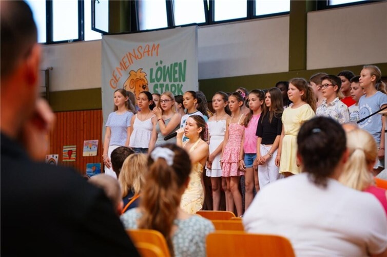 Der Chor der St.-Franziskus-Schule eröffnete das Jubiläumsfest zum 20-jährigen Bestehen des ambulanten Kinder- und Jugendhospizes Koblenz musikalisch.