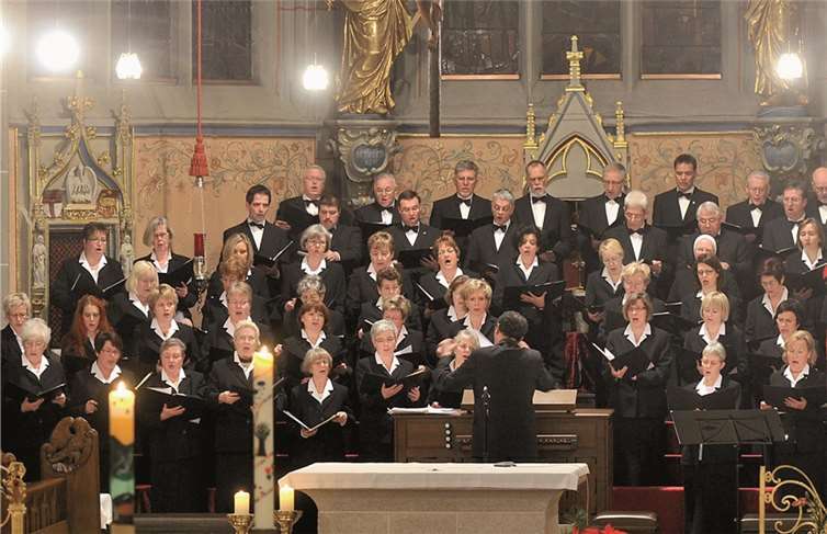 Der Chor der St. Laurentiuskirche. Fix