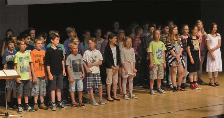 Der Chor der Unterstufe stand unter Leitung von Christian Mertens.privat