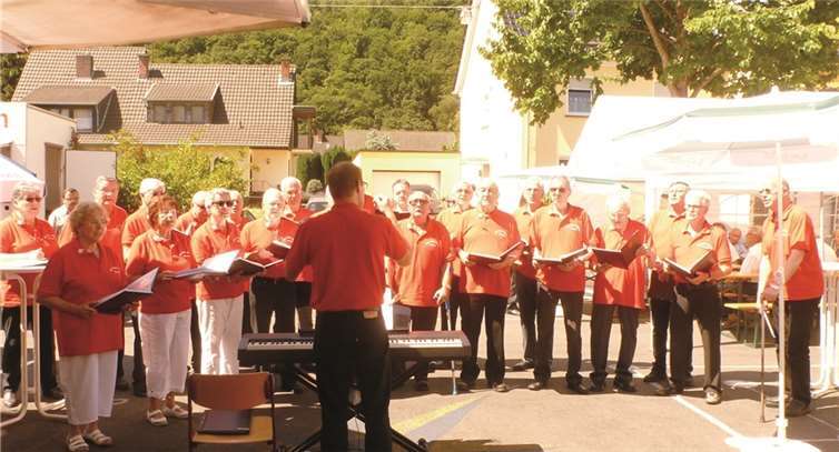 Der Chor des MGV Namedy eröffnete das Sommerfest mit einem Liedvortrag. privat