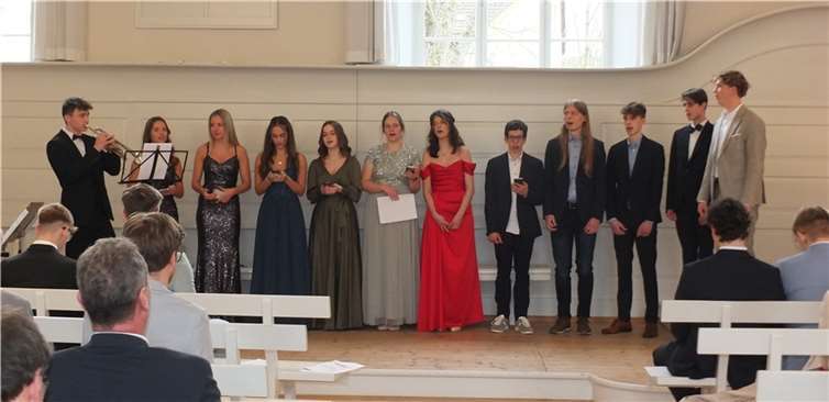 Der Chor des Musikkurses der Abiturjahrgangs sang „Here I am, Lord“ und „Amazing Grace“. Foto: privat