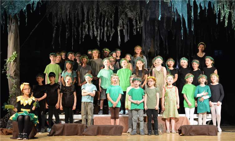 Der Chor des Waldes versucht, die kleine Blume zu trösten. Thomas Esseling