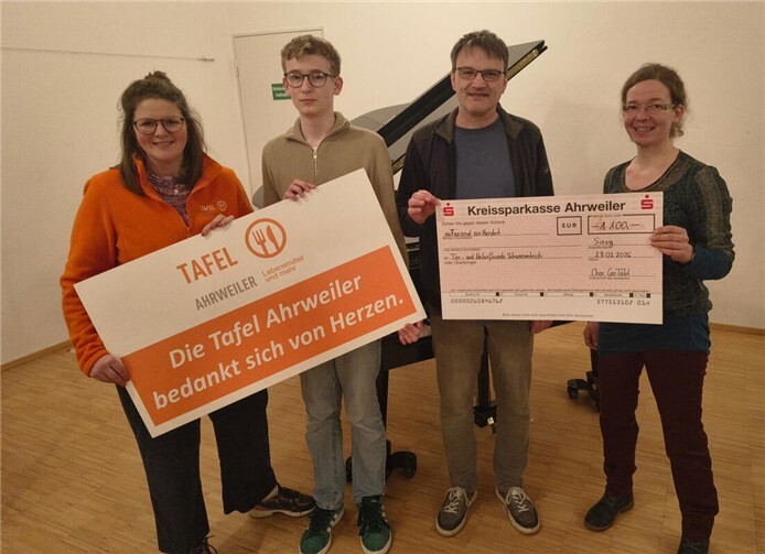 Der Chor freute sich, die Spendenbeträge bei einer Probe an Vertreterinnen der Tafel Ahrweiler sowie der Tier- und Naturfreunde Schwanenteich übergeben zu können.Foto: privat