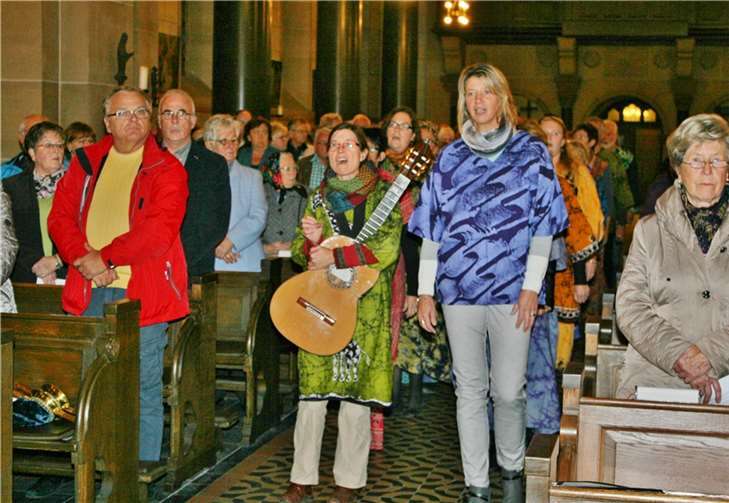 Der Chor geleitete Priester und Messdiener zum Altar. privat