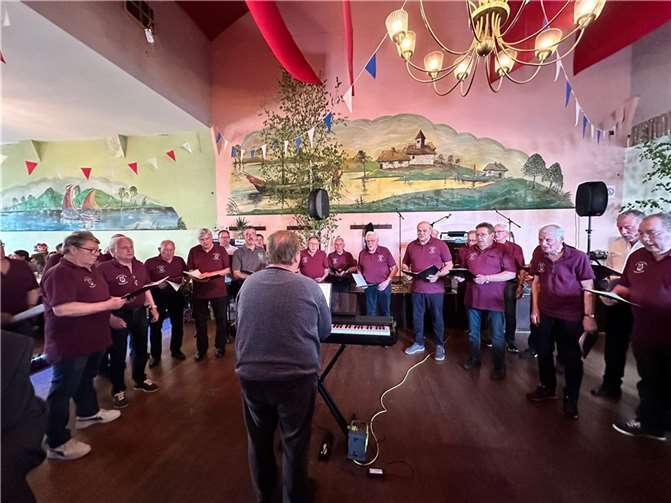 Der Chor mit Chorleiter Jürgen Hofstötter beim Auftritt. Fotos: privat