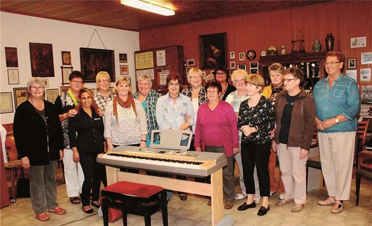 Der Chor mit Chorleiterin Elvi Hubert und Vereinswirtin Nesche Dogan.