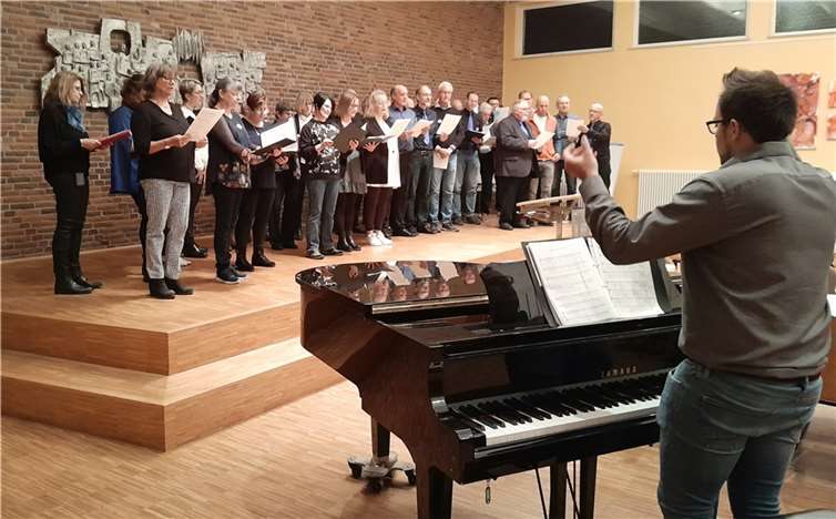 Der Chor mit Dirigent Dominik Pörtner. Fotos: privat