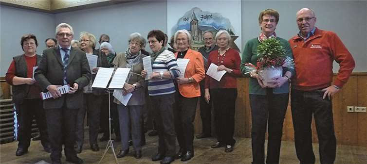 Der Chor mit der geehrten Henriette Schlicht und dem Vorsitzenden Norbert Wilbert.privat