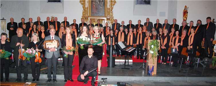 Der Chor mit seinen Solisten und dem Dirigenten. Foto: Jürgen Heyden