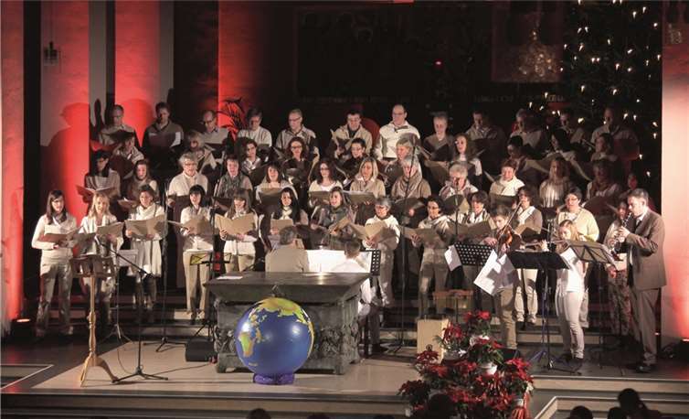 Der Chor „pianoforte“, begleitet von Jörg Israel, Klarinette, Marie Litauer, Querflöte, und Julian Schambortski, Violine uns am Cajón Simon Litauer, begeisterte wieder sein Publikum bei seinem 10. Neujahrskonzert in Kärlich. privat