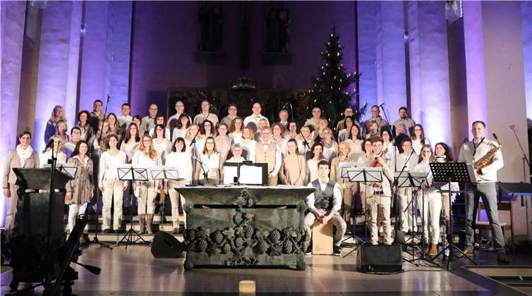 Der Chor „pianoforte“ gemeinsam mit den Instrumentalisten.Jürgen Isenberg