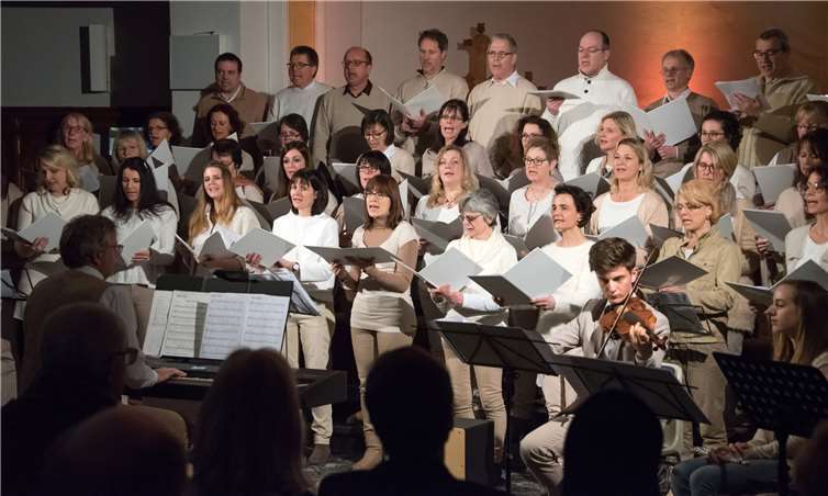 Der Chor pianoforte „rockte“ die Klosterkirche Arenberg und bewegte gleichzeitig die Seelen der Konzertbesucher. Fotos: Werner Schäfer