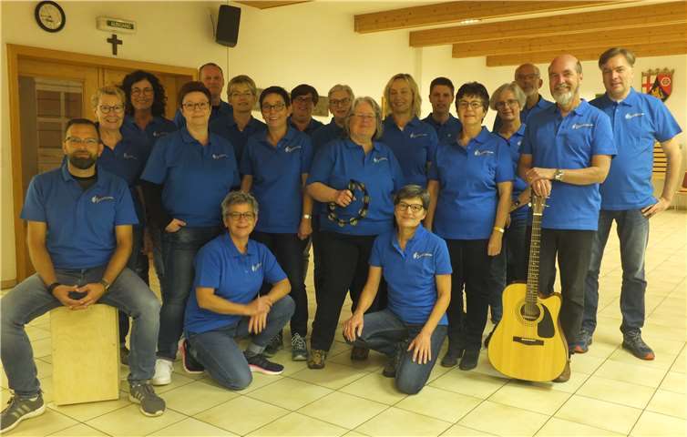 Der Chor präsentiert sich ab sofort auch in strahlendem Blau. Foto: privat