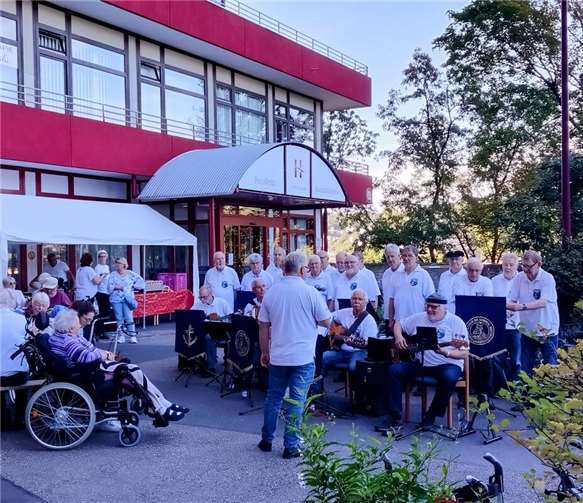 Der Chor präsentierte ein Potpourri aus Shantys und Seemannsliedern.  Foto: Wolfgang Jäger, MK Lahnstein