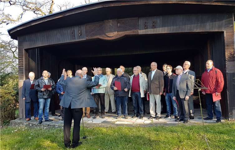 Der Chor sendete musikalische Ostergüße in Dorf hinunter. Foto: Hans Hartenfels