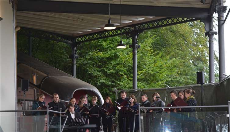 Der Chor stimmt mit Klassik ein. DH