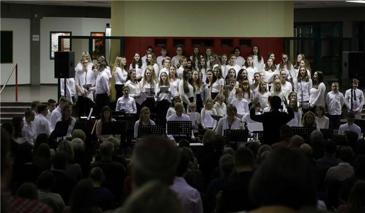 Der Chor und das Orchester unter Martina Eigen und Barbara Ross-Siekmeier hatte im Namen des KAG zum Weihnachtssingen geladen.CEW