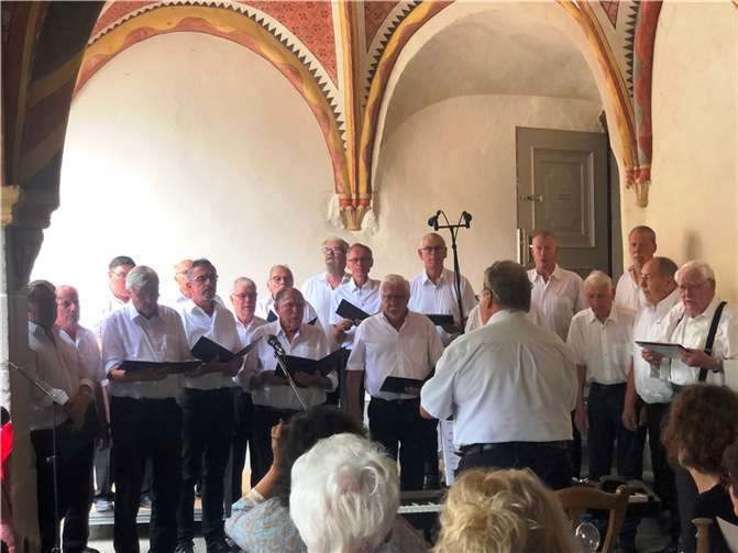 Der Chor unter der Leitung von Jürgen Hofstötter.  Fotos: MGV Weitersburg