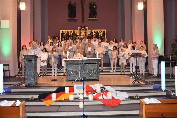 „Mülheim-Kärlich singt und klingt“ Der Chor, unterstützt von Solistin Jennifer Becker und der Flötistin Lisa Weber, klang sehr ausdrucksstark, aber auch gefühlvoll und mitreißend. Quelle: Chor pianoforte