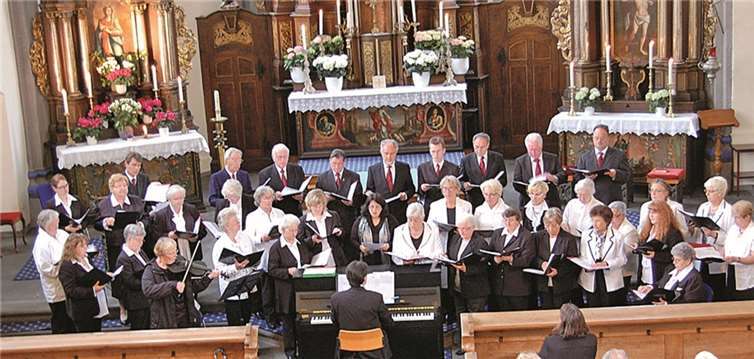 Der Chor von St. Maria Himmelfahrt unter Leitung von Carmjen Scheuren sang seine Beiträge vom Altar aus. FA