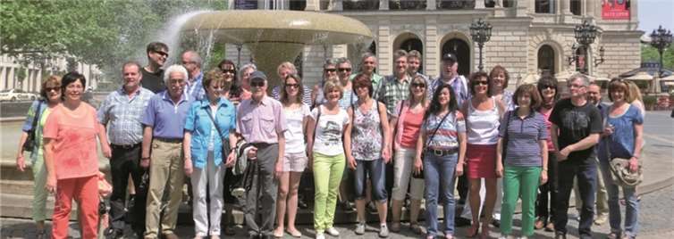Der Chor vor der Alten Oper bei herrlichem Sonnenschein. privat