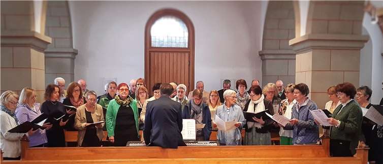 Der Chor war nicht nur als „Showact“ engagiert, sondern die Mitglieder feierten ganz im Einklang mit dem pfingstlichen Gedanken zusammen als Teil der Gemeinde die Messe.  Foto: privat