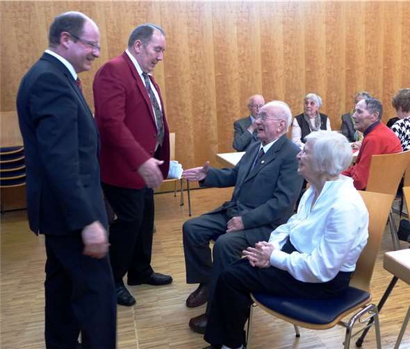 Der Chorleiter gratulierte Otto Wolfram.privat
