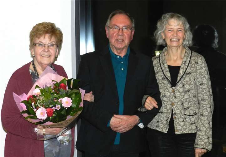 Der Chorvorsitzende Günter Richter mit den Jubilarinnen Dietlind Goß-Finkenbrink (l.) und Mechthild Zimmermann. privat