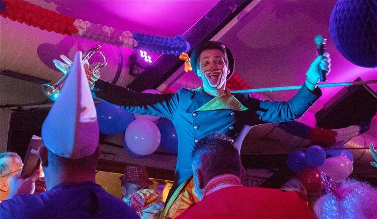 Der Clown mit der Trompete tanzte auf dem Tisch.